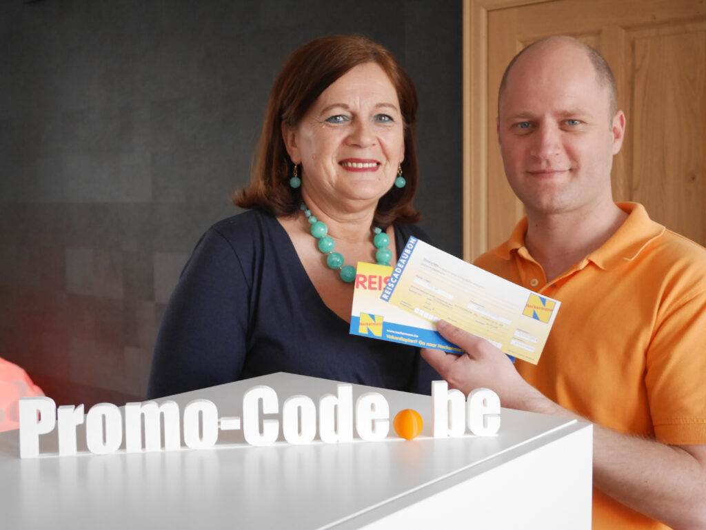 Remise d’un bon cadeau voyage derrière le logo Promo-Code.be